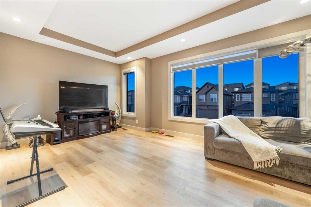 105 Carringvue Manor Nw, Calgary, AB - Indoor Photo Showing Living Room
