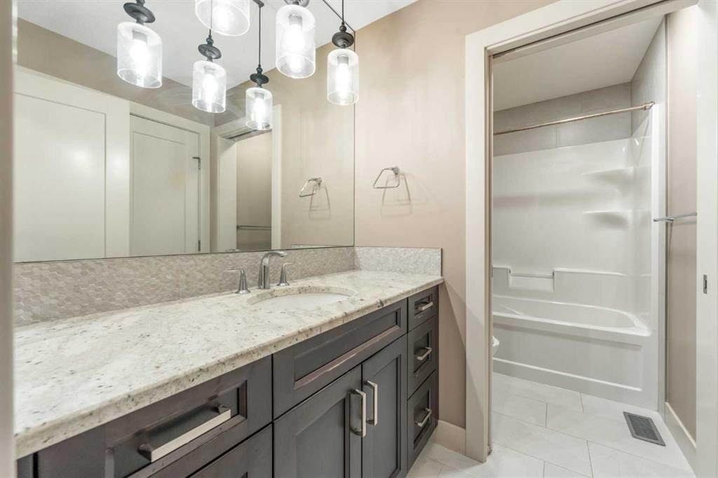 105 Carringvue Manor Nw, Calgary, AB - Indoor Photo Showing Bathroom