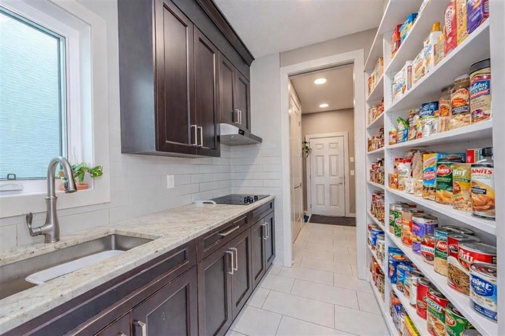 105 Carringvue Manor Nw, Calgary, AB - Indoor Photo Showing Kitchen