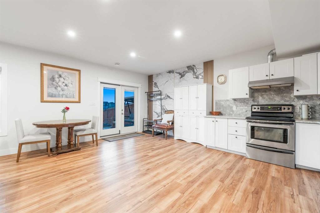 105 Carringvue Manor Nw, Calgary, AB - Indoor Photo Showing Kitchen