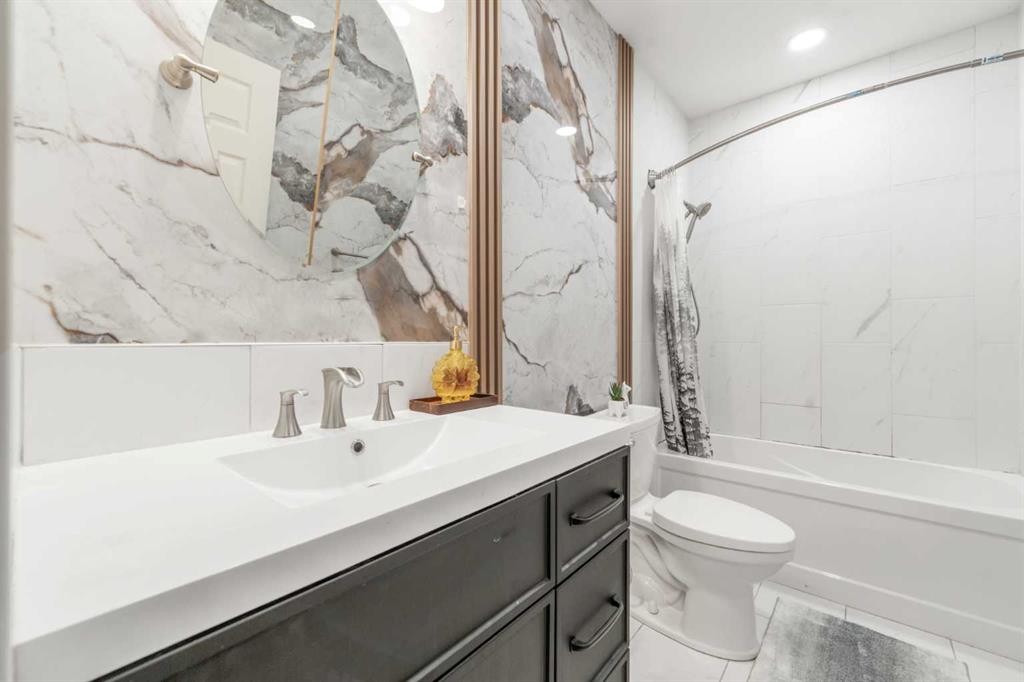105 Carringvue Manor Nw, Calgary, AB - Indoor Photo Showing Bathroom