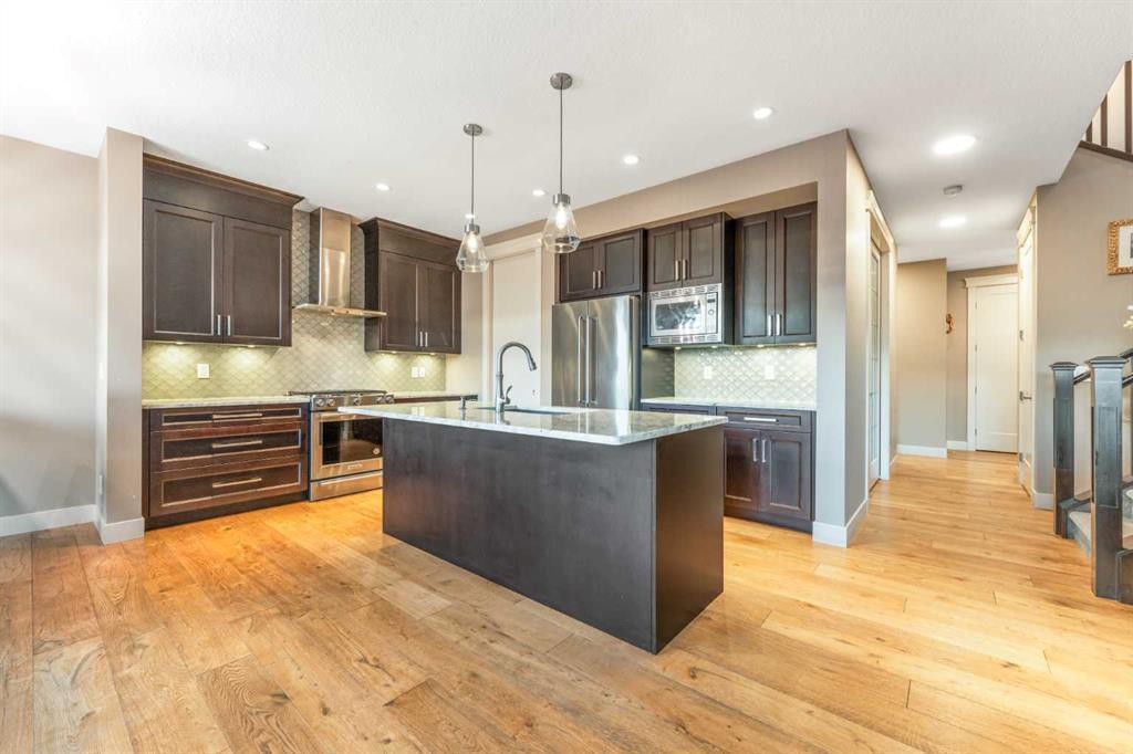 105 Carringvue Manor Nw, Calgary, AB - Indoor Photo Showing Kitchen With Upgraded Kitchen