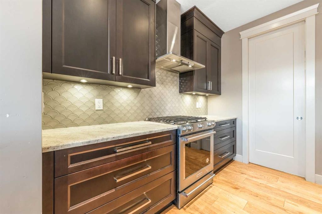 105 Carringvue Manor Nw, Calgary, AB - Indoor Photo Showing Kitchen With Upgraded Kitchen