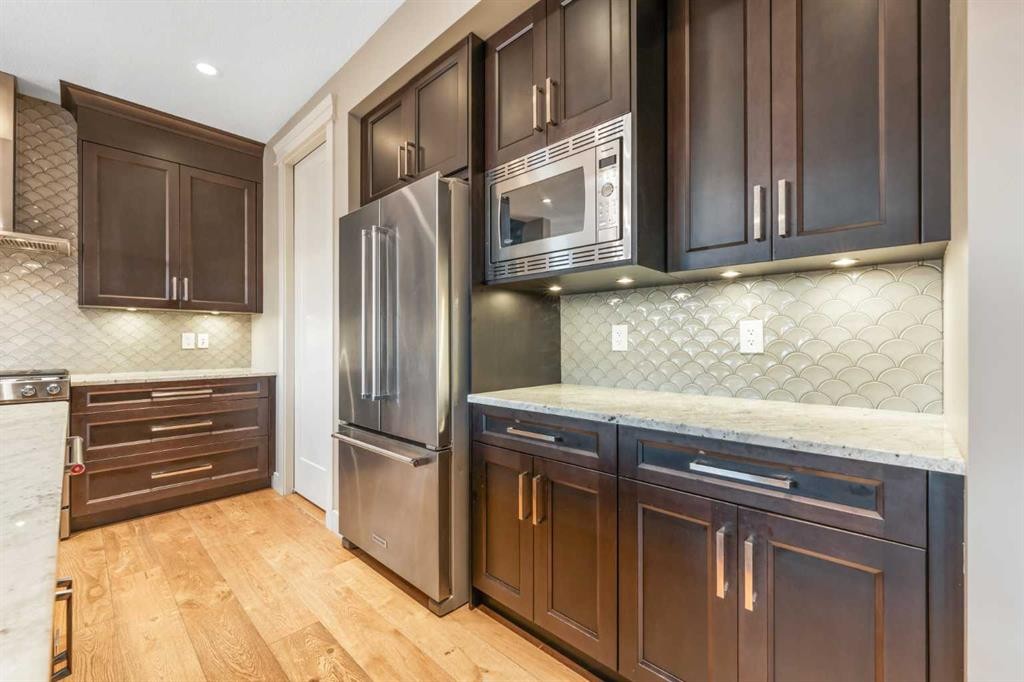 105 Carringvue Manor Nw, Calgary, AB - Indoor Photo Showing Kitchen With Upgraded Kitchen