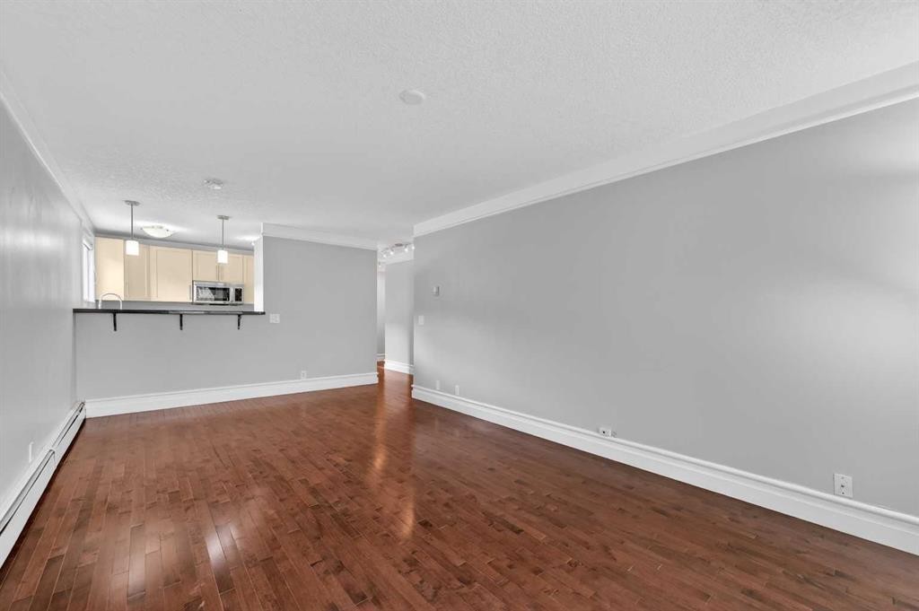 203-644 Meredith Road Ne, Calgary, AB - Indoor Photo Showing Other Room