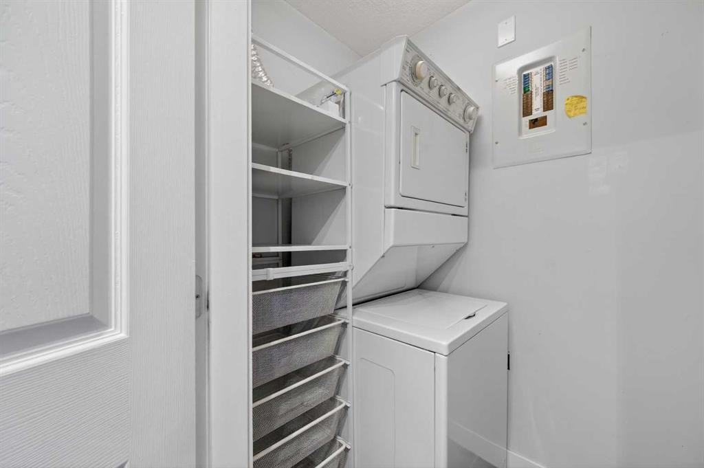 203-644 Meredith Road Ne, Calgary, AB - Indoor Photo Showing Other Room