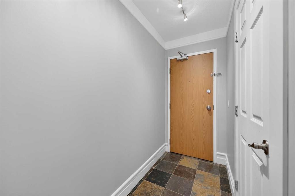 203-644 Meredith Road Ne, Calgary, AB - Indoor Photo Showing Other Room