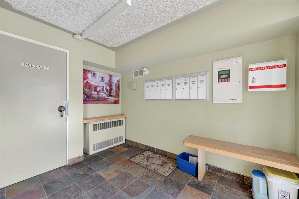 203-644 Meredith Road Ne, Calgary, AB - Indoor Photo Showing Other Room