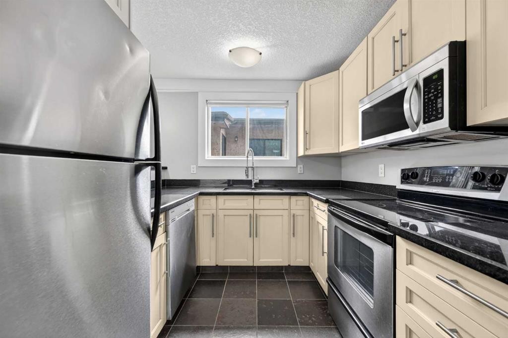 203-644 Meredith Road Ne, Calgary, AB - Indoor Photo Showing Other Room