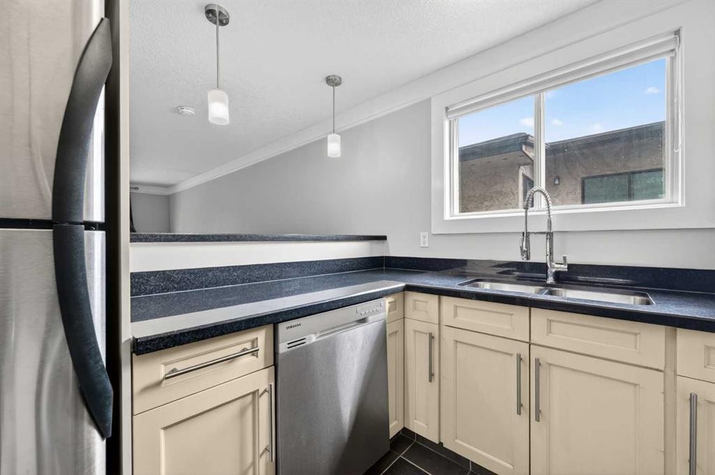 203-644 Meredith Road Ne, Calgary, AB - Indoor Photo Showing Kitchen With Stainless Steel Kitchen