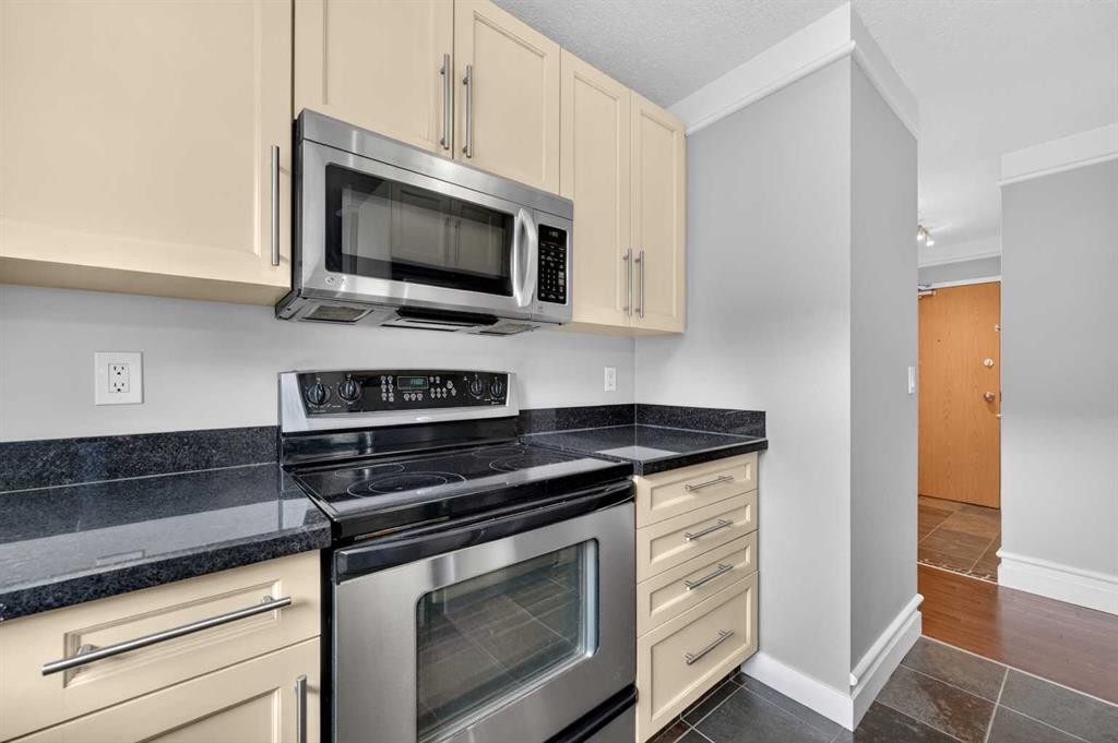 203-644 Meredith Road Ne, Calgary, AB - Indoor Photo Showing Kitchen
