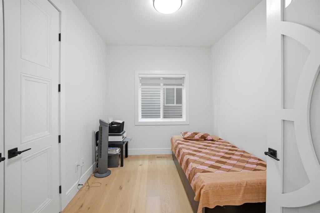 15 Saddlecrest Link Ne, Calgary, AB - Indoor Photo Showing Bedroom