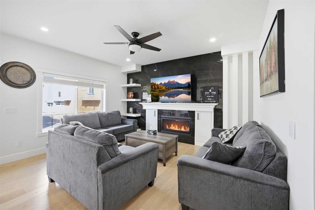 15 Saddlecrest Link Ne, Calgary, AB - Indoor Photo Showing Living Room With Fireplace