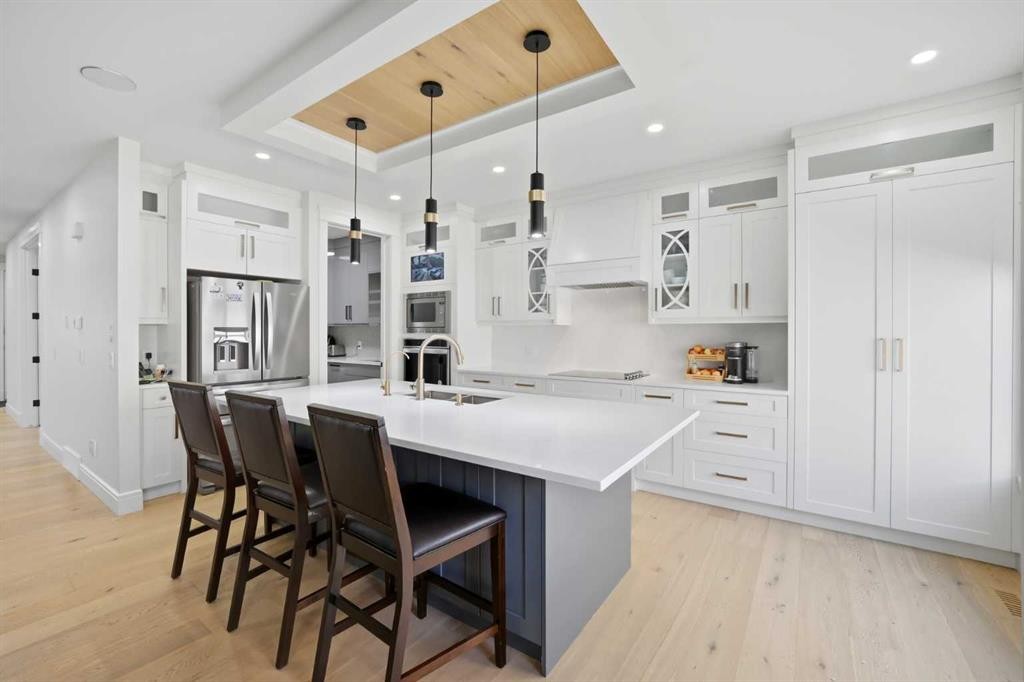 15 Saddlecrest Link Ne, Calgary, AB - Indoor Photo Showing Kitchen With Upgraded Kitchen