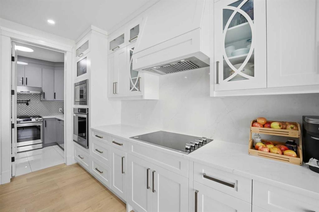 15 Saddlecrest Link Ne, Calgary, AB - Indoor Photo Showing Kitchen With Upgraded Kitchen