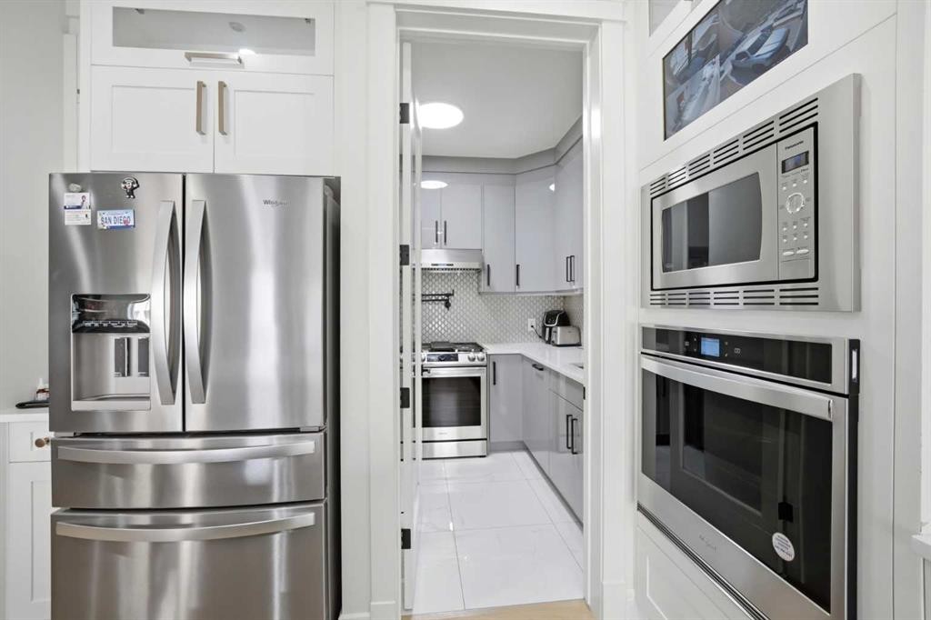 15 Saddlecrest Link Ne, Calgary, AB - Indoor Photo Showing Kitchen With Upgraded Kitchen