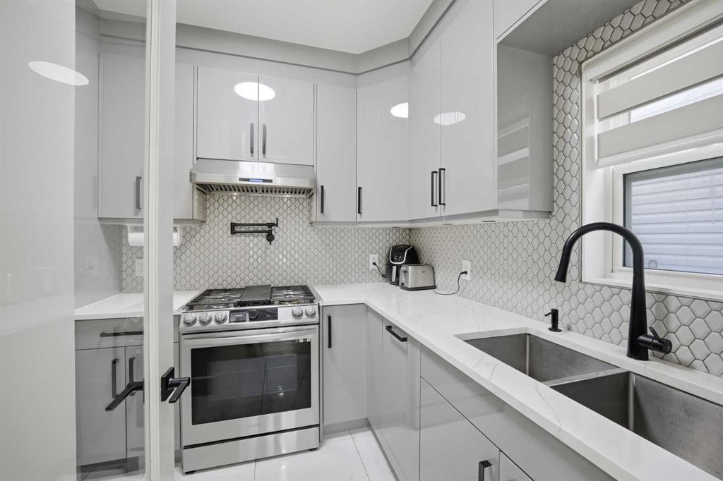 15 Saddlecrest Link Ne, Calgary, AB - Indoor Photo Showing Kitchen With Double Sink With Upgraded Kitchen