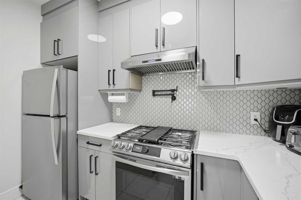 15 Saddlecrest Link Ne, Calgary, AB - Indoor Photo Showing Kitchen
