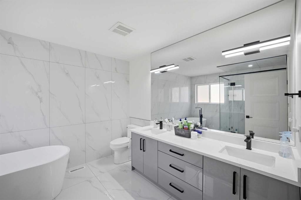 15 Saddlecrest Link Ne, Calgary, AB - Indoor Photo Showing Bathroom