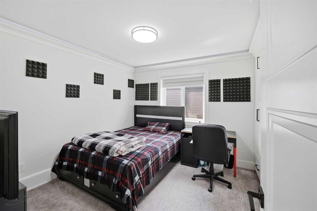 15 Saddlecrest Link Ne, Calgary, AB - Indoor Photo Showing Bedroom