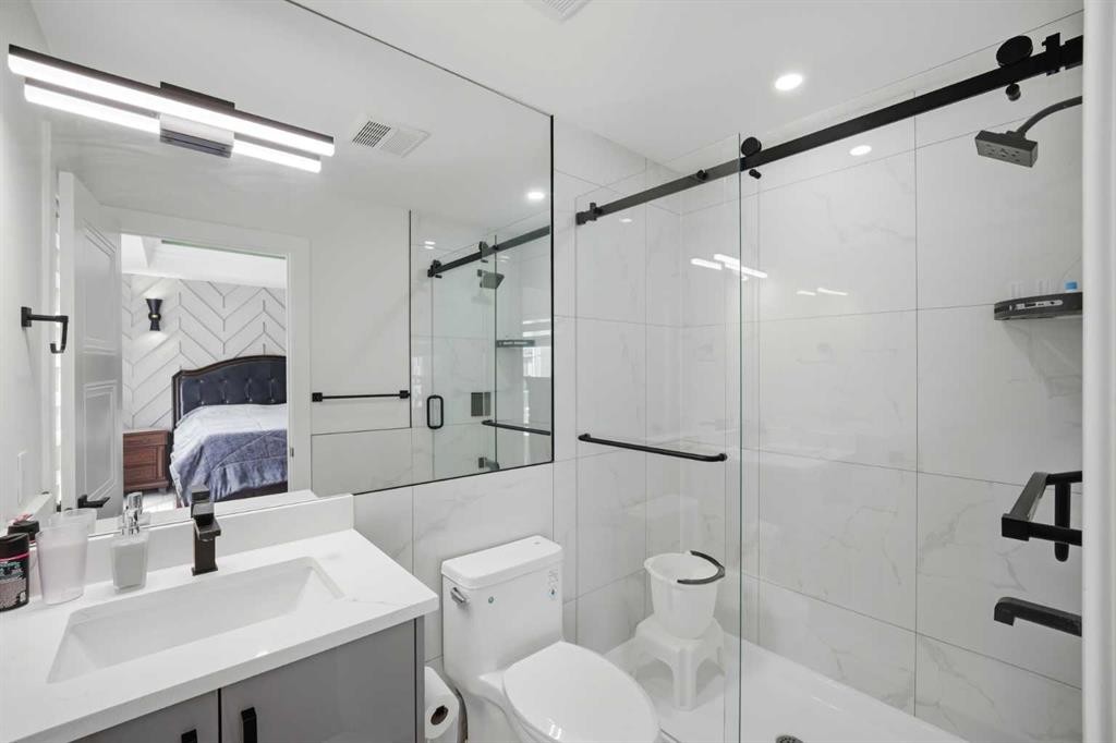 15 Saddlecrest Link Ne, Calgary, AB - Indoor Photo Showing Bathroom