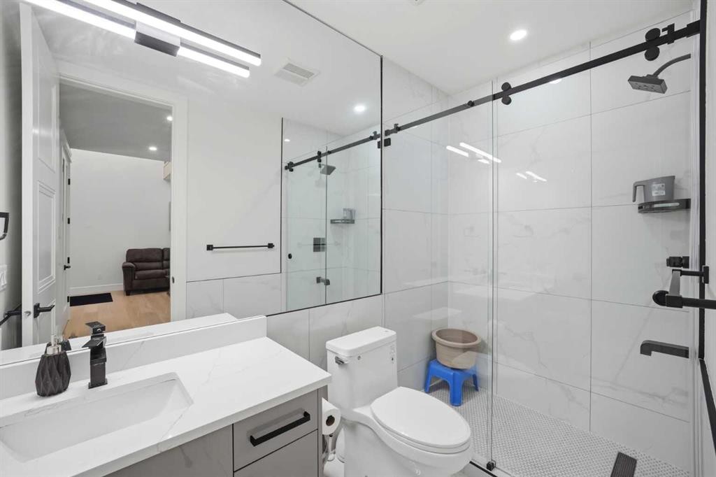 15 Saddlecrest Link Ne, Calgary, AB - Indoor Photo Showing Bathroom