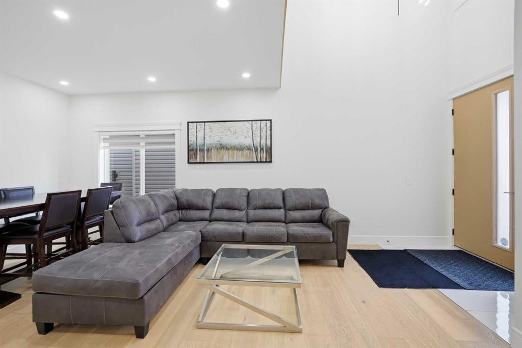 15 Saddlecrest Link Ne, Calgary, AB - Indoor Photo Showing Living Room
