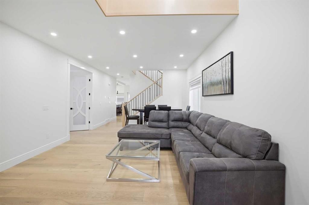 15 Saddlecrest Link Ne, Calgary, AB - Indoor Photo Showing Living Room