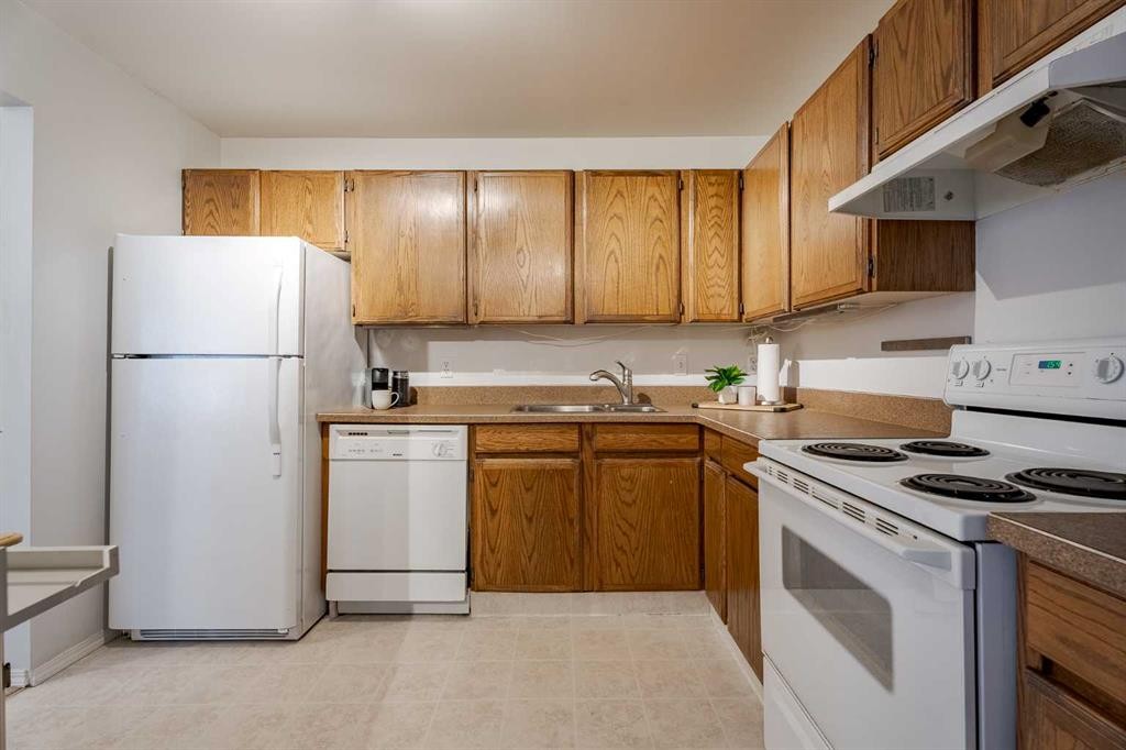7-3402 Parkdale Boulevard Nw, Calgary, AB - Indoor Photo Showing Kitchen