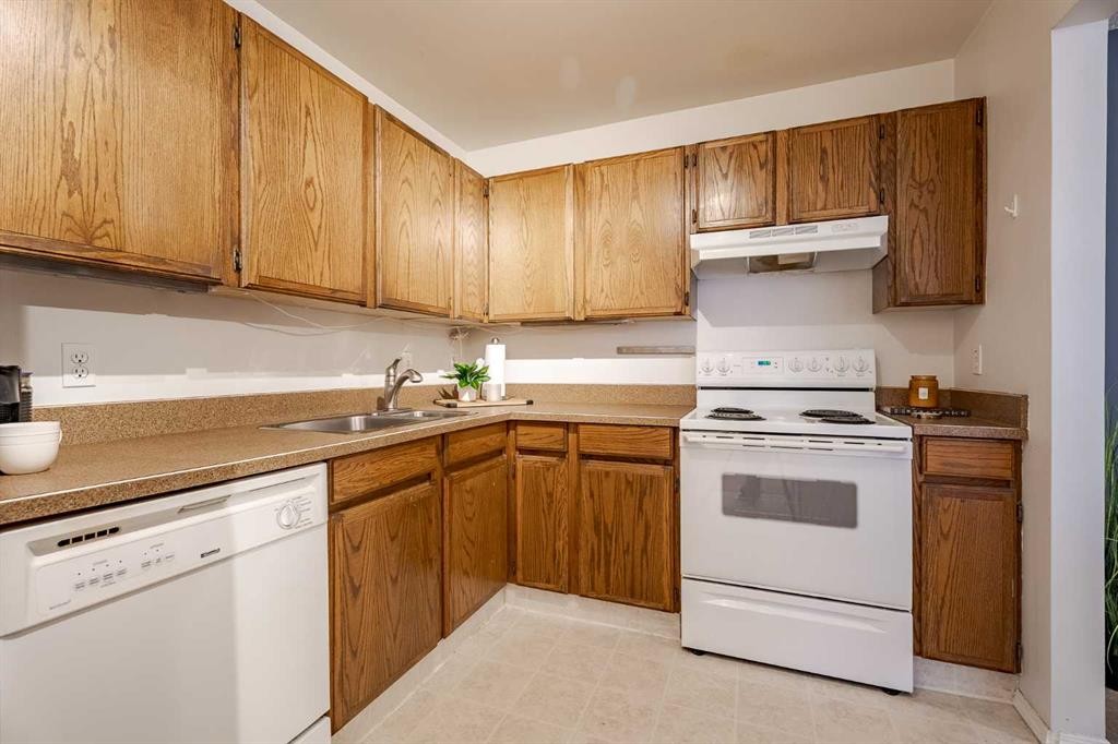 7-3402 Parkdale Boulevard Nw, Calgary, AB - Indoor Photo Showing Kitchen With Double Sink