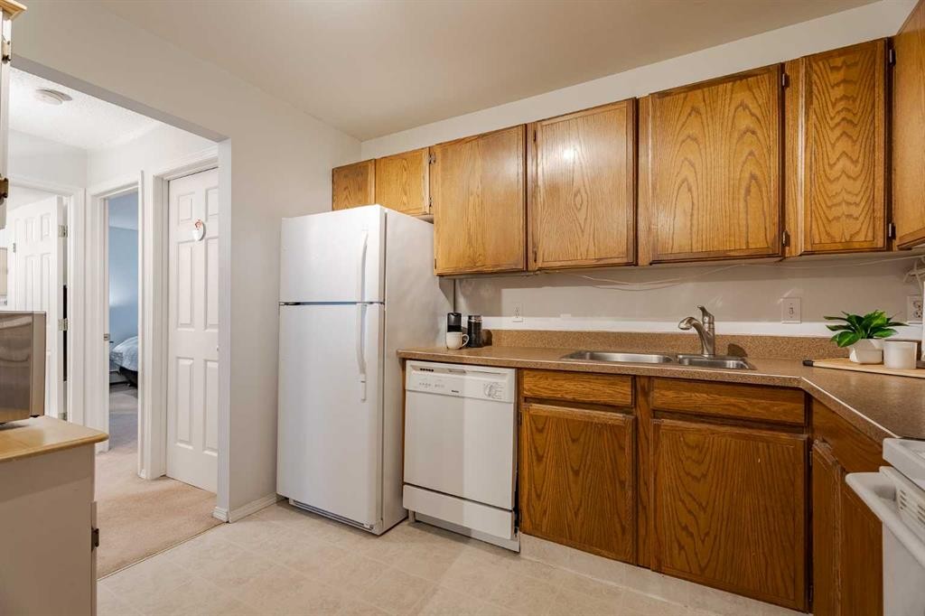 7-3402 Parkdale Boulevard Nw, Calgary, AB - Indoor Photo Showing Kitchen With Double Sink
