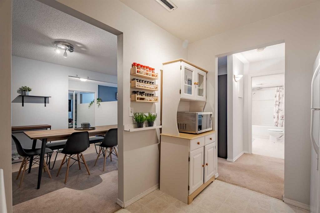 7-3402 Parkdale Boulevard Nw, Calgary, AB - Indoor