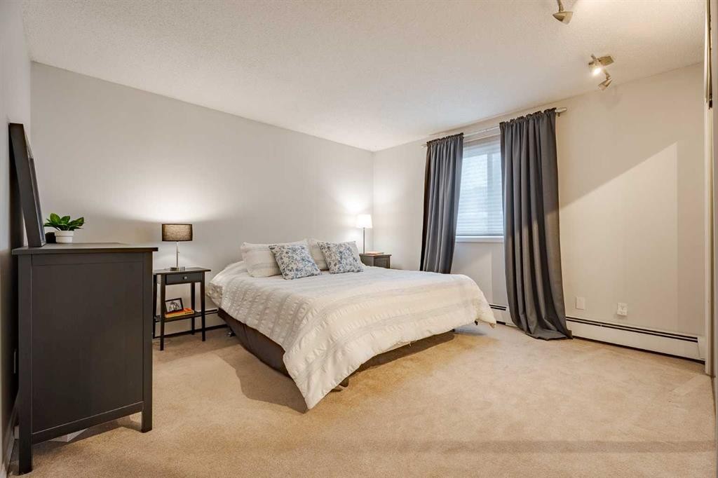 7-3402 Parkdale Boulevard Nw, Calgary, AB - Indoor Photo Showing Bedroom