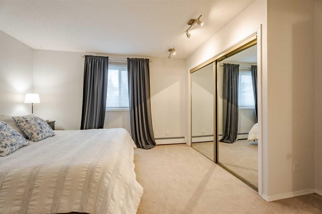 7-3402 Parkdale Boulevard Nw, Calgary, AB - Indoor Photo Showing Bedroom