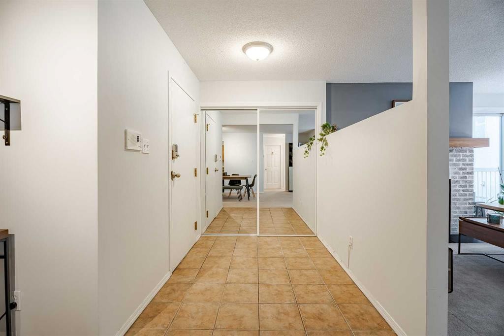7-3402 Parkdale Boulevard Nw, Calgary, AB - Indoor Photo Showing Other Room