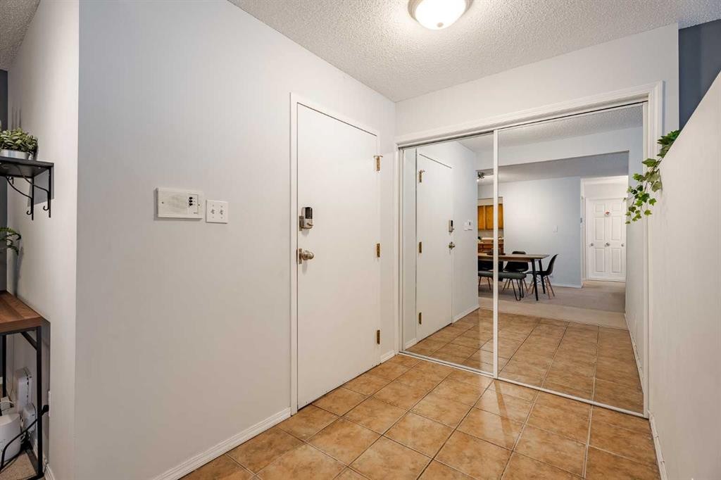 7-3402 Parkdale Boulevard Nw, Calgary, AB - Indoor Photo Showing Other Room