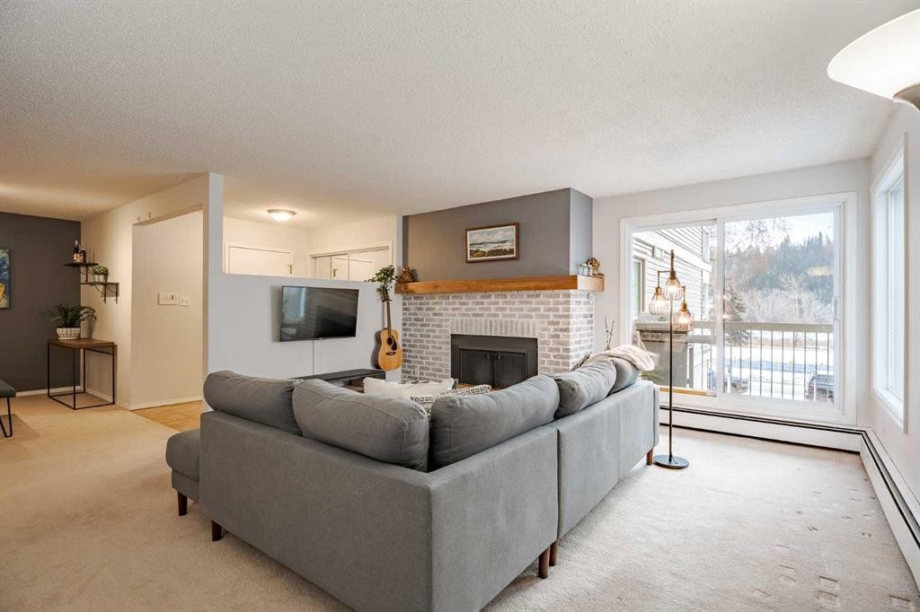 7-3402 Parkdale Boulevard Nw, Calgary, AB - Indoor Photo Showing Living Room With Fireplace
