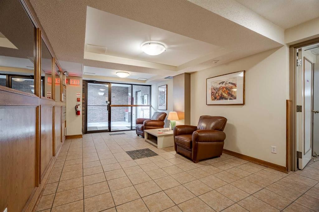 7-3402 Parkdale Boulevard Nw, Calgary, AB - Indoor Photo Showing Other Room