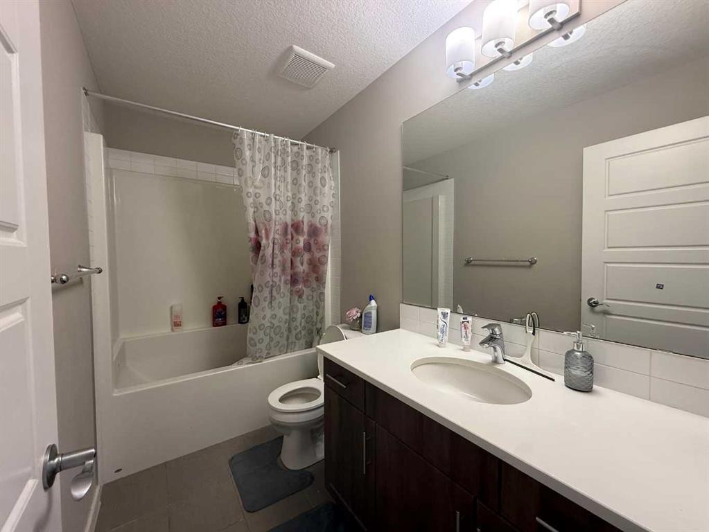 21 Red Embers Common Ne, Calgary, AB - Indoor Photo Showing Bathroom