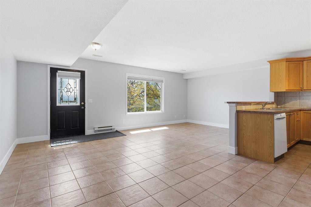 207-323 Fourth Avenue, Strathmore, AB - Indoor Photo Showing Kitchen