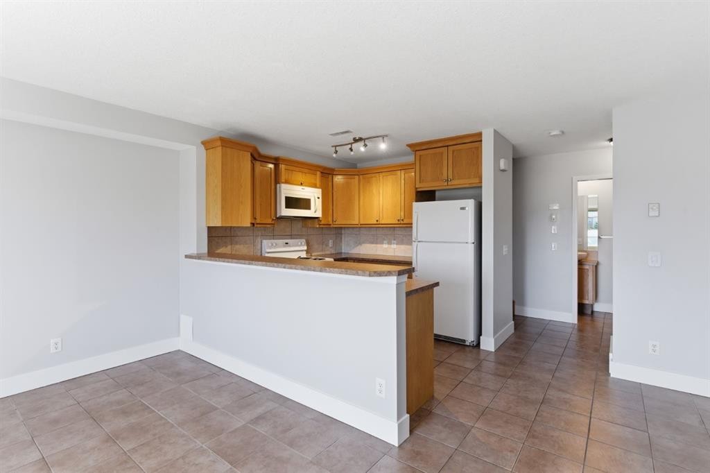 207-323 Fourth Avenue, Strathmore, AB - Indoor Photo Showing Kitchen