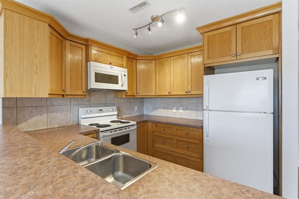 207-323 Fourth Avenue, Strathmore, AB - Indoor Photo Showing Kitchen With Double Sink