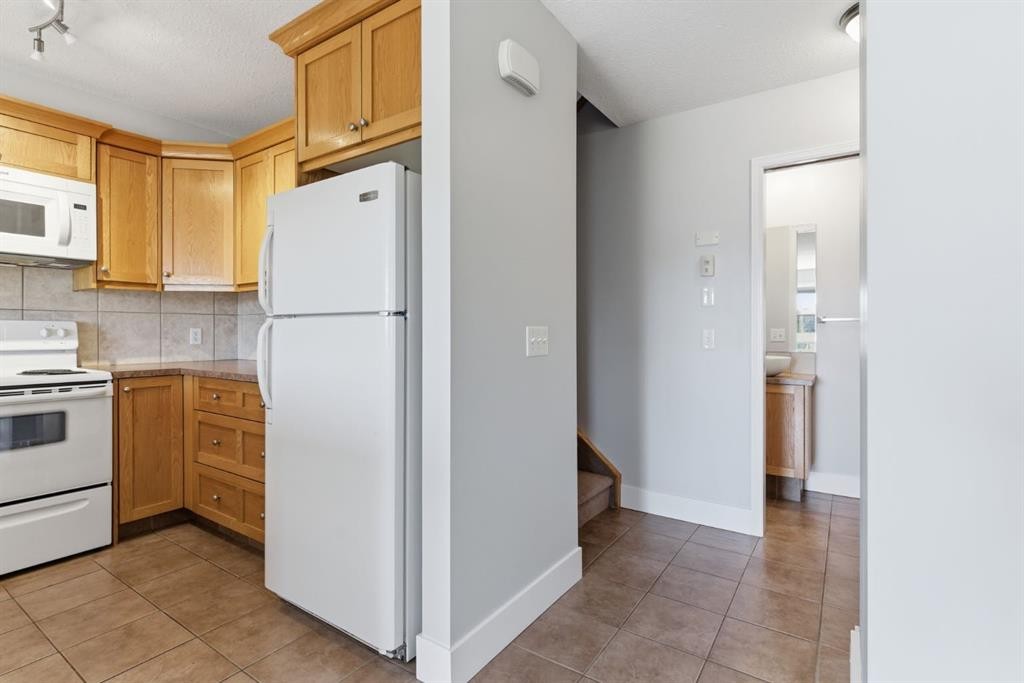 207-323 Fourth Avenue, Strathmore, AB - Indoor Photo Showing Kitchen