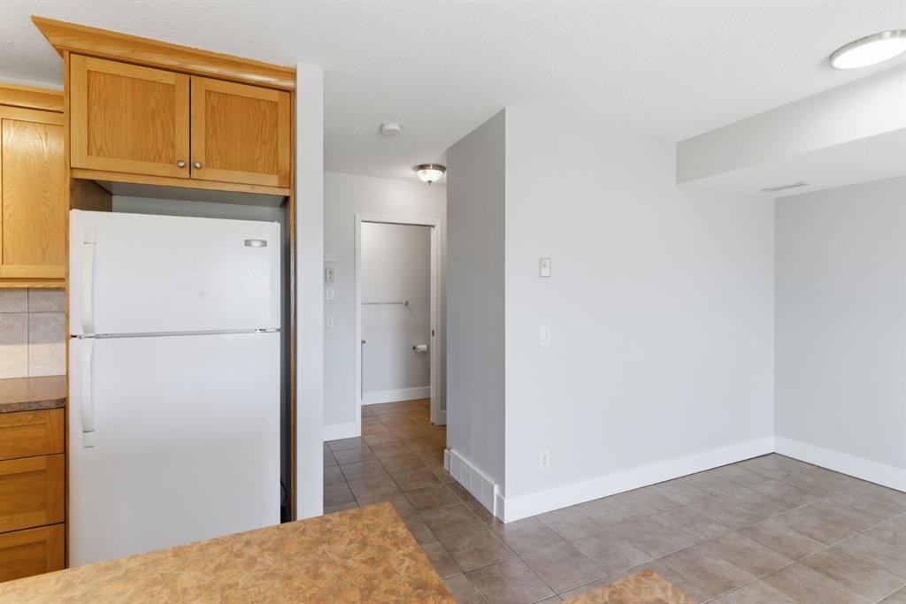 207-323 Fourth Avenue, Strathmore, AB - Indoor Photo Showing Kitchen