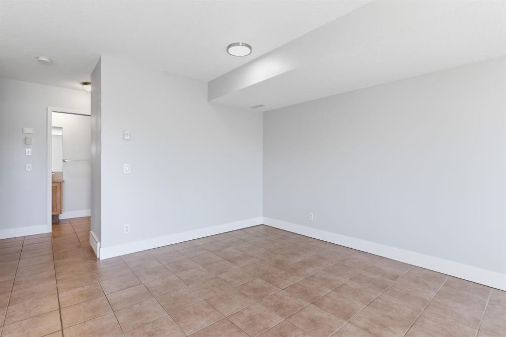 207-323 Fourth Avenue, Strathmore, AB - Indoor Photo Showing Other Room