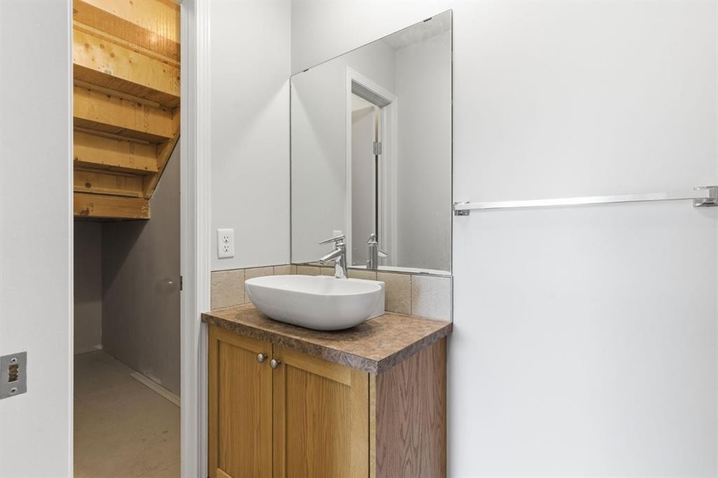 207-323 Fourth Avenue, Strathmore, AB - Indoor Photo Showing Bathroom