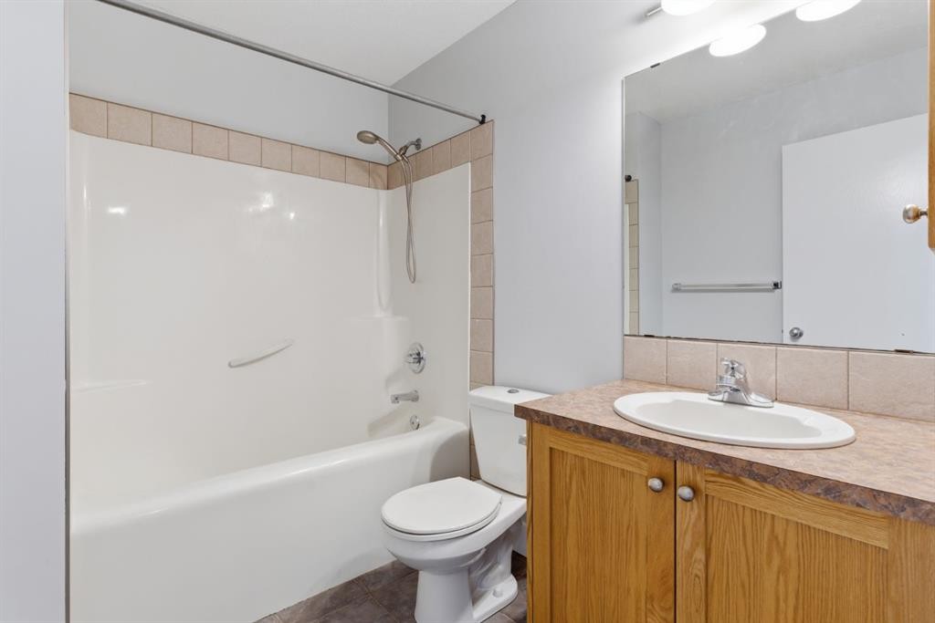 207-323 Fourth Avenue, Strathmore, AB - Indoor Photo Showing Bathroom