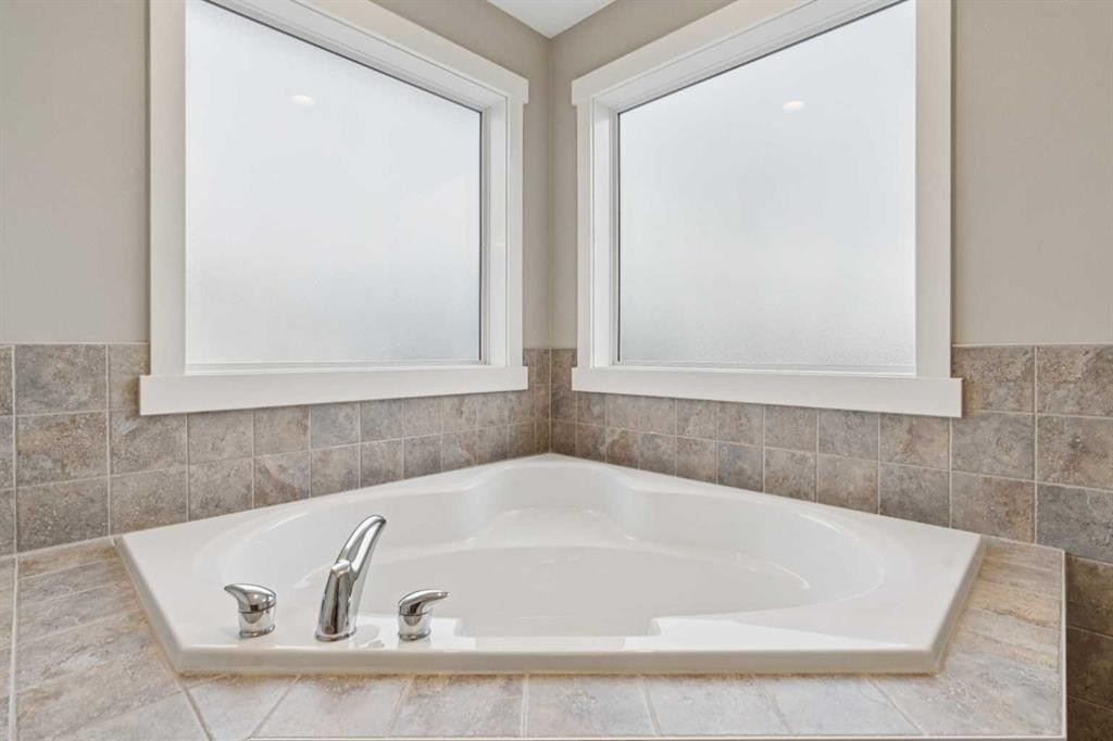 327 Panamount Point Nw, Calgary, AB - Indoor Photo Showing Bathroom