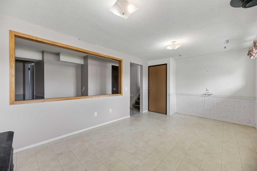 11 Westhill Crescent, Didsbury, AB - Indoor Photo Showing Other Room