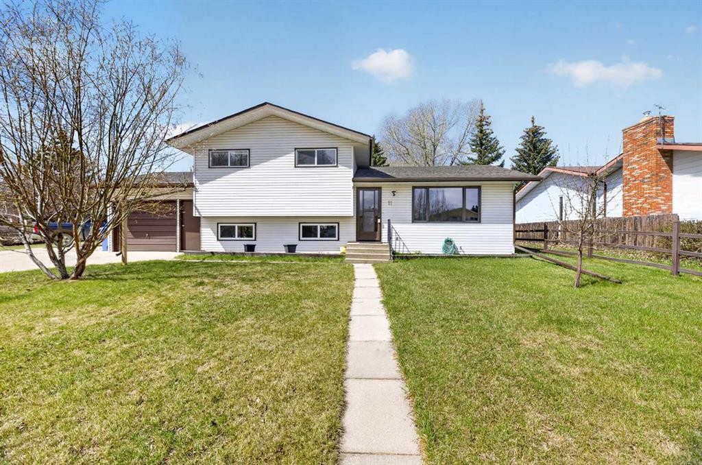 11 Westhill Crescent, Didsbury, AB - Outdoor With Facade